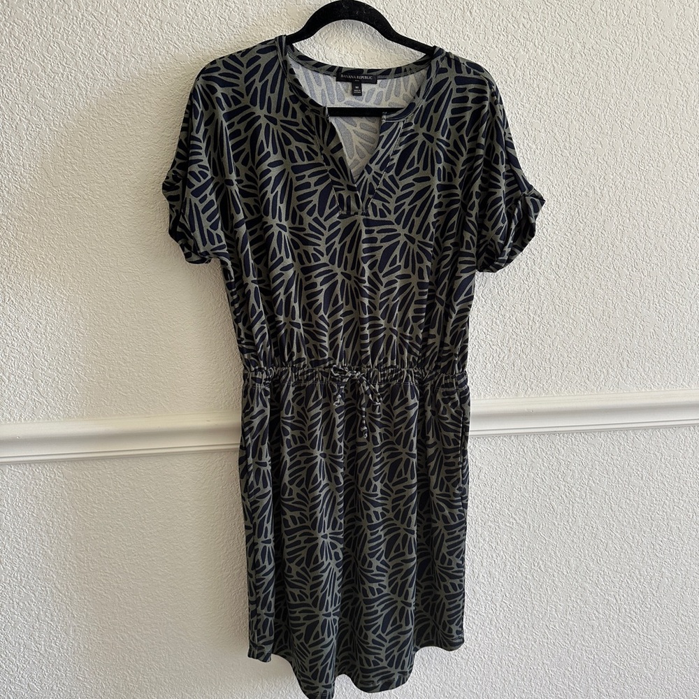 Banana Republic Black and Green Leaf Print Midi Dress Size Medium